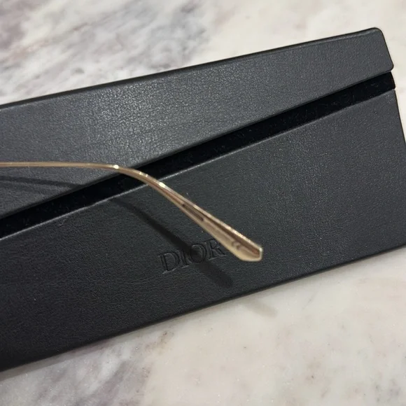 Christian Dior sunglasses

DIOR EverDior A1U polarized glasses! Smoke n gold - Picture 4 of 6